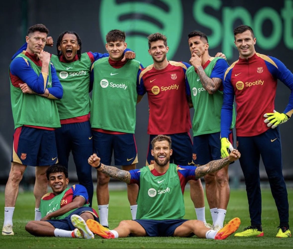 Brian Fariñas con futbolistas del primer equipo
