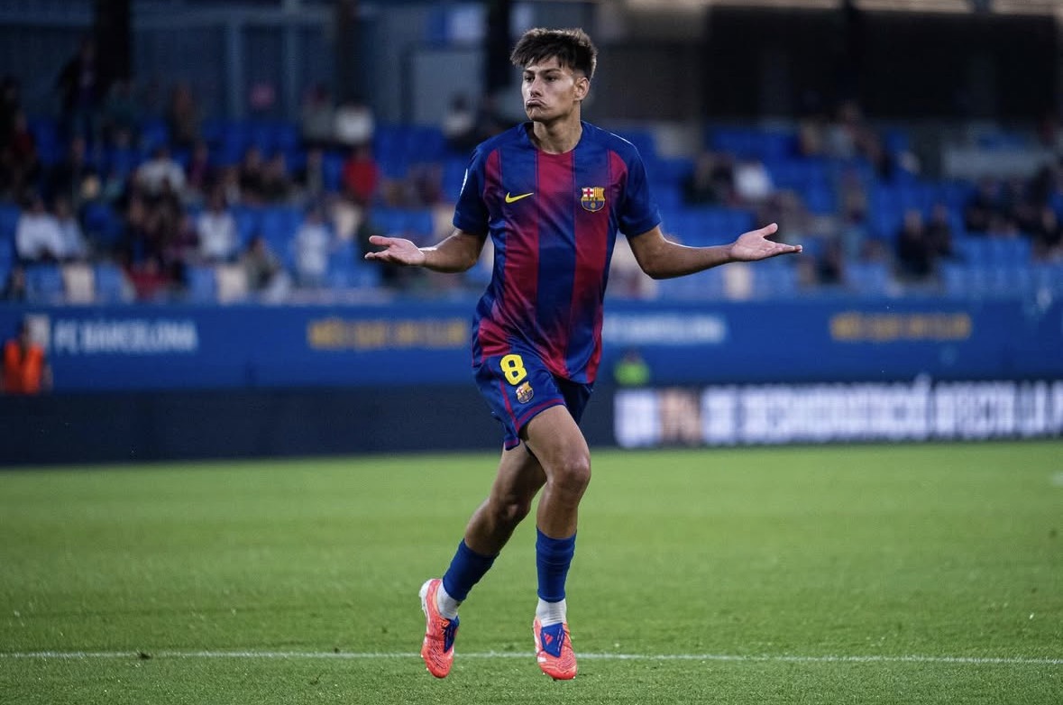 Brian Fariñas celebrando con los brazos abiertos en el campo