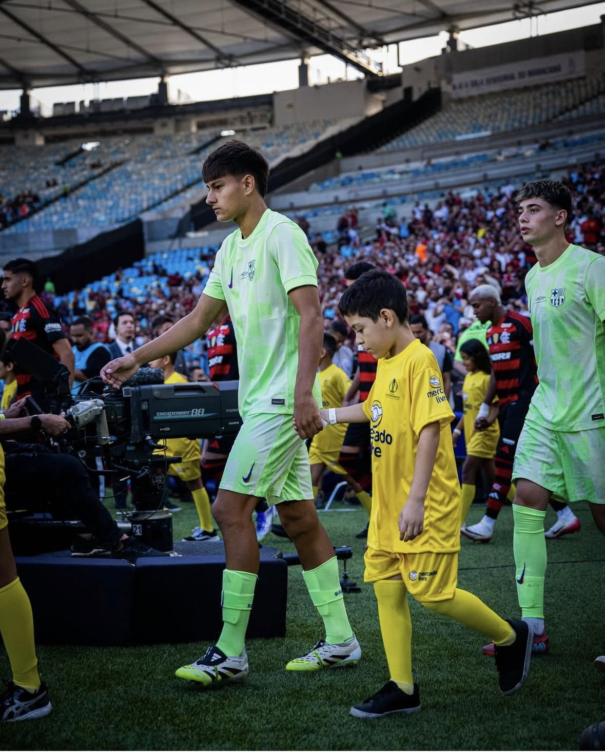 Brian Fariñas saliendo al campo antes de un partido
